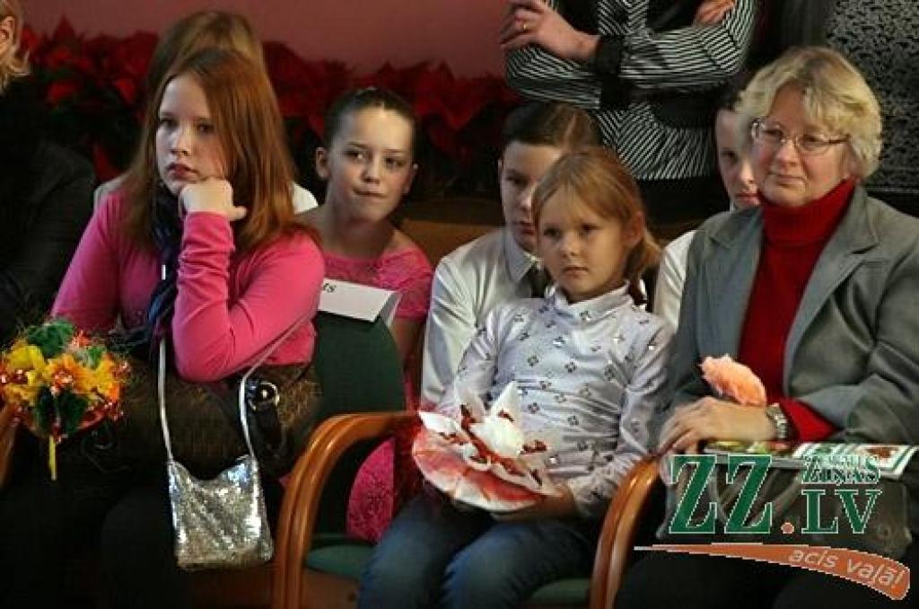 Jelgavas novada pašvaldība šodien rīkoja jau par tradīciju kļuvušo pateicības pasākumu audžuģimenēm un aizbildņiem Jelgavas novadā. Šogad ģimenes sveiktas ceturto reizi.
Jelgavas novadā ir 11 audžuģimeņu un 70 aizbildņu, kuri nodrošina...