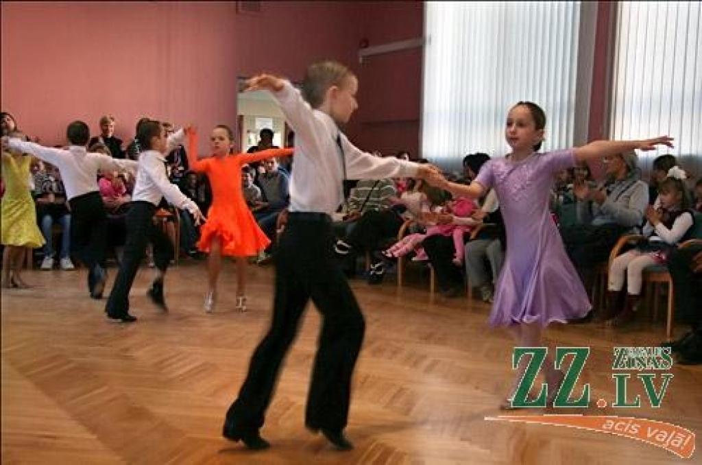 Jelgavas novada pašvaldība šodien rīkoja jau par tradīciju kļuvušo pateicības pasākumu audžuģimenēm un aizbildņiem Jelgavas novadā. Šogad ģimenes sveiktas ceturto reizi.
Jelgavas novadā ir 11 audžuģimeņu un 70 aizbildņu, kuri nodrošina...