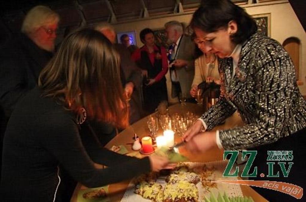Jelgavas Sv.Trīsvienības baznīcas tornī 2. decembrī kuplu interesentu loku pulcēja divu Kronbergu diena. Tā var dēvēt pasākumu, kas sākās ar tēva, simtgadnieka Rūdolfa Kronberga (1911 – 1977) gleznu izstādes «Akmens ziedi» atklāšanu un...