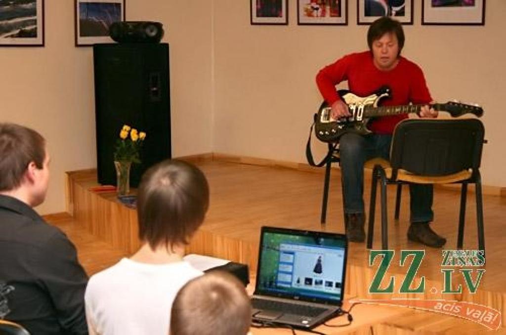Decembra pirmajā dienā uz multikulturāli literāru dzejas vakaru (tā to dēvēja pasākuma organizatori) Sabiedrības integrācijas pārvaldē pulcējās mūsu pilsētā mītošie dažādu tautību saistītā panta meistari. Kaut kalendārā jau sācies pirmais...