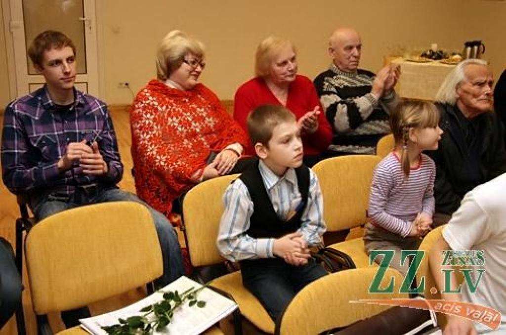 Decembra pirmajā dienā uz multikulturāli literāru dzejas vakaru (tā to dēvēja pasākuma organizatori) Sabiedrības integrācijas pārvaldē pulcējās mūsu pilsētā mītošie dažādu tautību saistītā panta meistari. Kaut kalendārā jau sācies pirmais...
