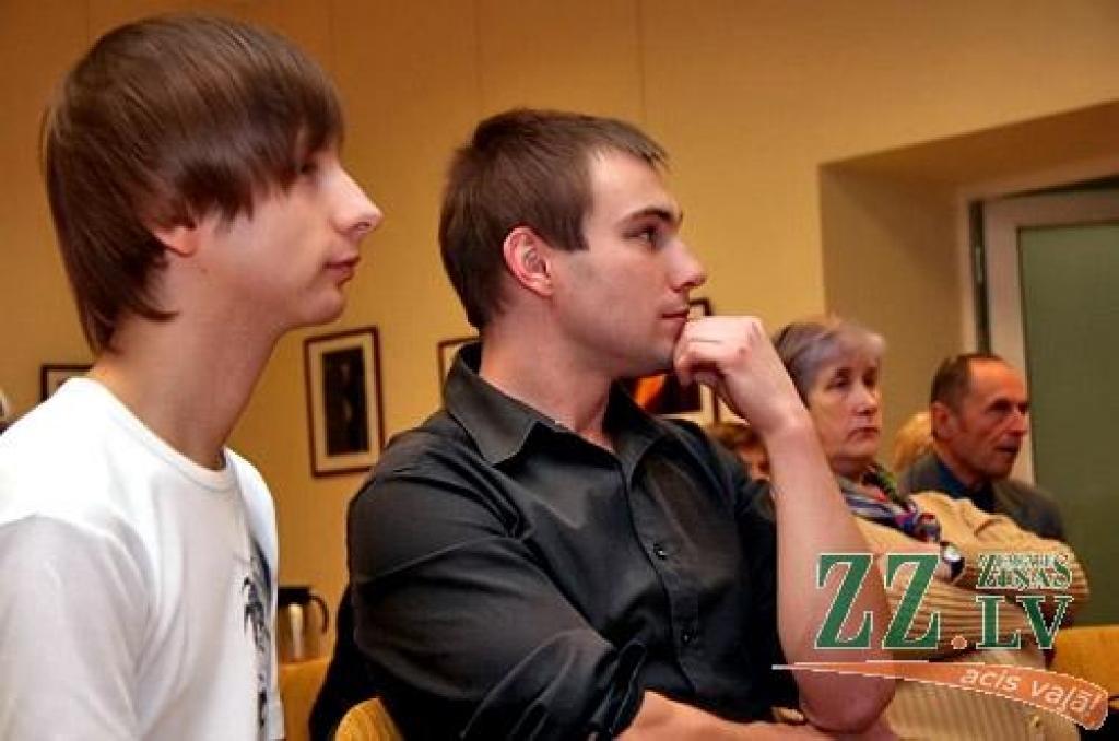Decembra pirmajā dienā uz multikulturāli literāru dzejas vakaru (tā to dēvēja pasākuma organizatori) Sabiedrības integrācijas pārvaldē pulcējās mūsu pilsētā mītošie dažādu tautību saistītā panta meistari. Kaut kalendārā jau sācies pirmais...