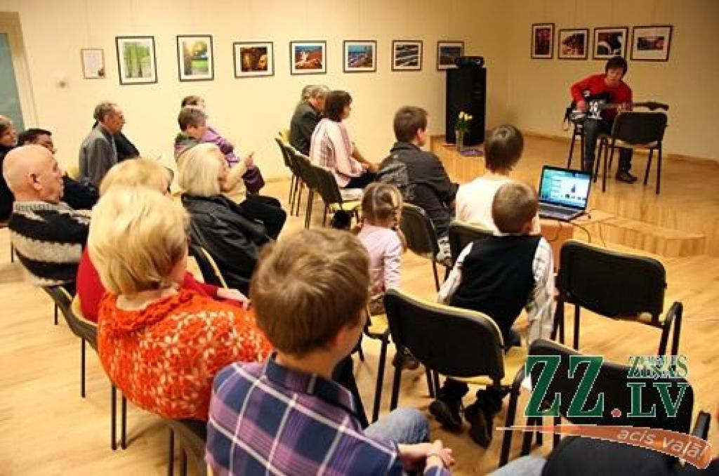 Decembra pirmajā dienā uz multikulturāli literāru dzejas vakaru (tā to dēvēja pasākuma organizatori) Sabiedrības integrācijas pārvaldē pulcējās mūsu pilsētā mītošie dažādu tautību saistītā panta meistari. Kaut kalendārā jau sācies pirmais...