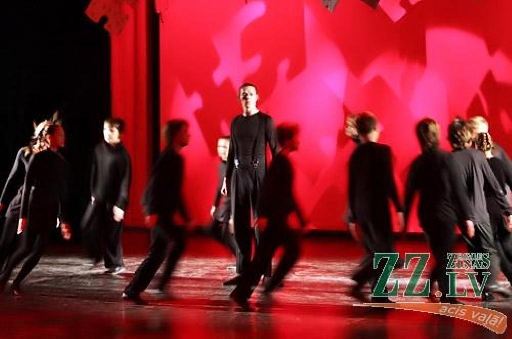 Gadskārtējais Jelgavas bērnu un jauniešu deju kolektīvu koncerts «Mūsu mājā dejo tā» aptuveni 450 dejotāju 28 vecuma grupās no 3 līdz 18 gadiem. 
Uz skatuves kultūras namā kāpa Jelgavas 4.pamatskolas ansamblis «Gliemezītis», 5.vidusskolas...