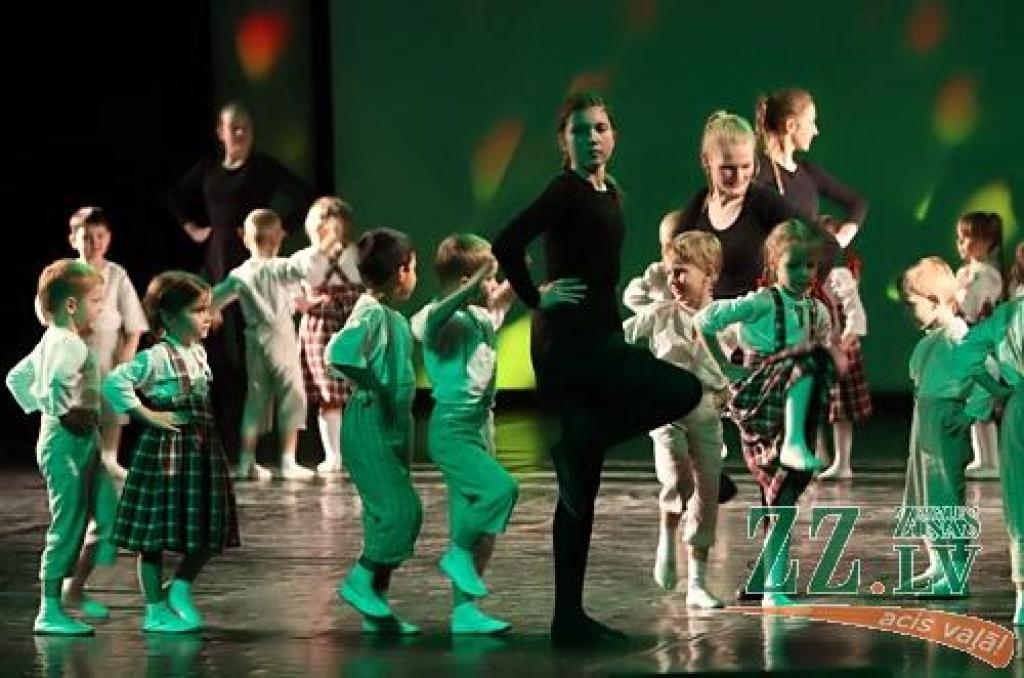 Gadskārtējais Jelgavas bērnu un jauniešu deju kolektīvu koncerts «Mūsu mājā dejo tā» aptuveni 450 dejotāju 28 vecuma grupās no 3 līdz 18 gadiem. 
Uz skatuves kultūras namā kāpa Jelgavas 4.pamatskolas ansamblis «Gliemezītis», 5.vidusskolas...