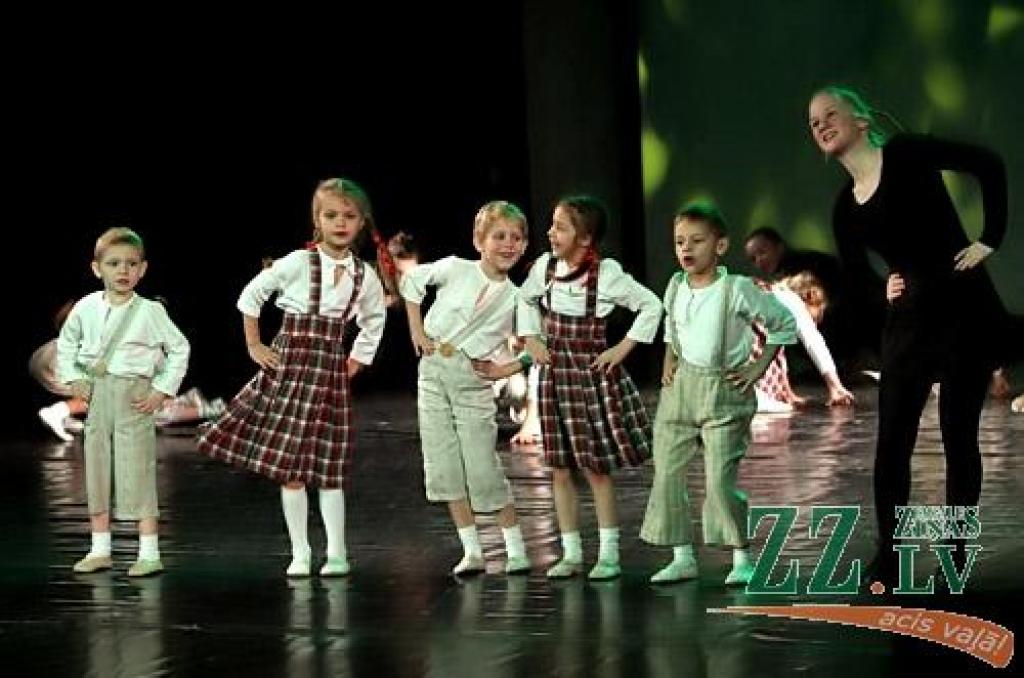 Gadskārtējais Jelgavas bērnu un jauniešu deju kolektīvu koncerts «Mūsu mājā dejo tā» aptuveni 450 dejotāju 28 vecuma grupās no 3 līdz 18 gadiem. 
Uz skatuves kultūras namā kāpa Jelgavas 4.pamatskolas ansamblis «Gliemezītis», 5.vidusskolas...