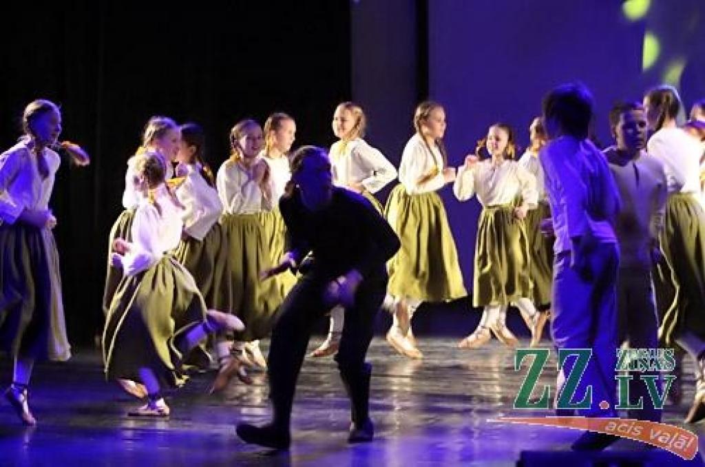 Gadskārtējais Jelgavas bērnu un jauniešu deju kolektīvu koncerts «Mūsu mājā dejo tā» aptuveni 450 dejotāju 28 vecuma grupās no 3 līdz 18 gadiem. 
Uz skatuves kultūras namā kāpa Jelgavas 4.pamatskolas ansamblis «Gliemezītis», 5.vidusskolas...