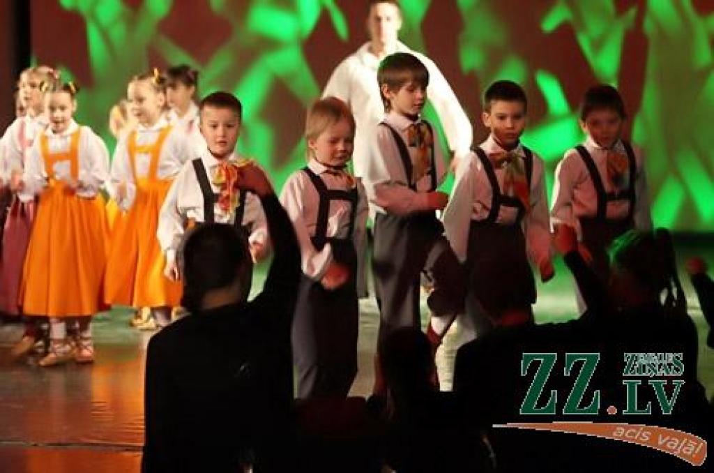 Gadskārtējais Jelgavas bērnu un jauniešu deju kolektīvu koncerts «Mūsu mājā dejo tā» aptuveni 450 dejotāju 28 vecuma grupās no 3 līdz 18 gadiem. 
Uz skatuves kultūras namā kāpa Jelgavas 4.pamatskolas ansamblis «Gliemezītis», 5.vidusskolas...