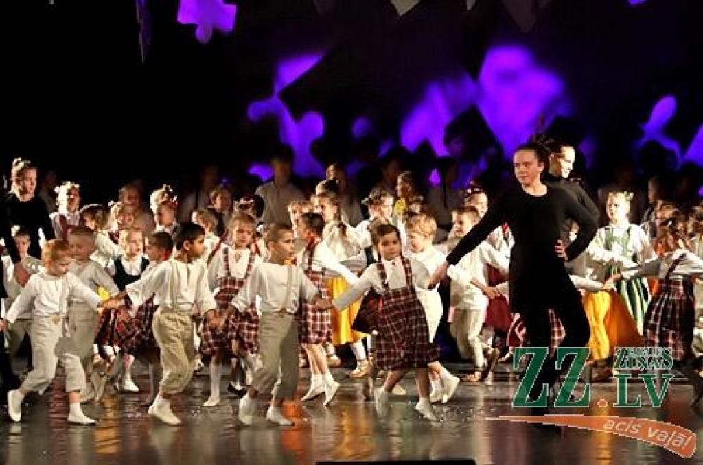 Gadskārtējais Jelgavas bērnu un jauniešu deju kolektīvu koncerts «Mūsu mājā dejo tā» aptuveni 450 dejotāju 28 vecuma grupās no 3 līdz 18 gadiem. 
Uz skatuves kultūras namā kāpa Jelgavas 4.pamatskolas ansamblis «Gliemezītis», 5.vidusskolas...