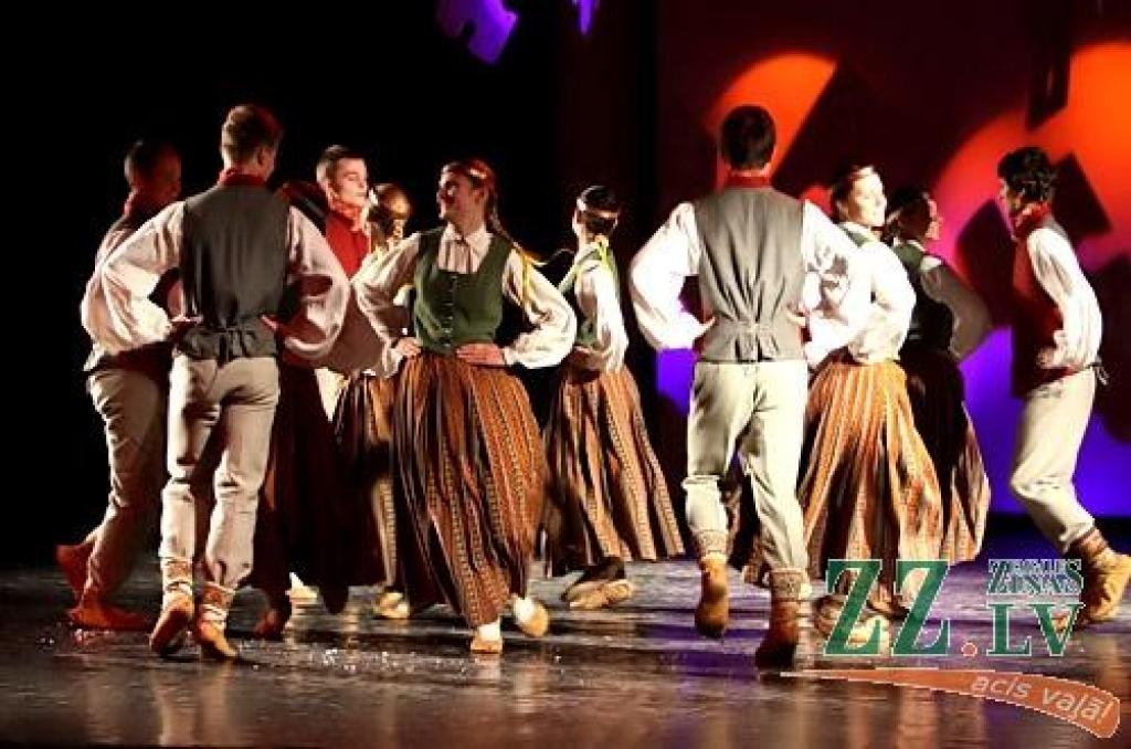 Gadskārtējais Jelgavas bērnu un jauniešu deju kolektīvu koncerts «Mūsu mājā dejo tā» aptuveni 450 dejotāju 28 vecuma grupās no 3 līdz 18 gadiem. 
Uz skatuves kultūras namā kāpa Jelgavas 4.pamatskolas ansamblis «Gliemezītis», 5.vidusskolas...