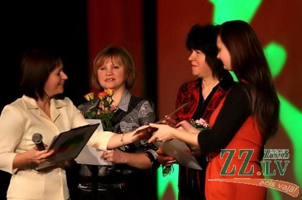 Gadskārtējais Jelgavas bērnu un jauniešu deju kolektīvu koncerts «Mūsu mājā dejo tā» aptuveni 450 dejotāju 28 vecuma grupās no 3 līdz 18 gadiem. 
Uz skatuves kultūras namā kāpa Jelgavas 4.pamatskolas ansamblis «Gliemezītis», 5.vidusskolas...