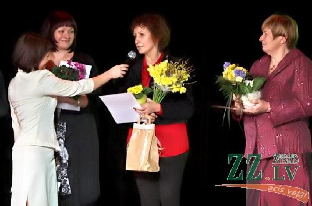 Gadskārtējais Jelgavas bērnu un jauniešu deju kolektīvu koncerts «Mūsu mājā dejo tā» aptuveni 450 dejotāju 28 vecuma grupās no 3 līdz 18 gadiem. 
Uz skatuves kultūras namā kāpa Jelgavas 4.pamatskolas ansamblis «Gliemezītis», 5.vidusskolas...