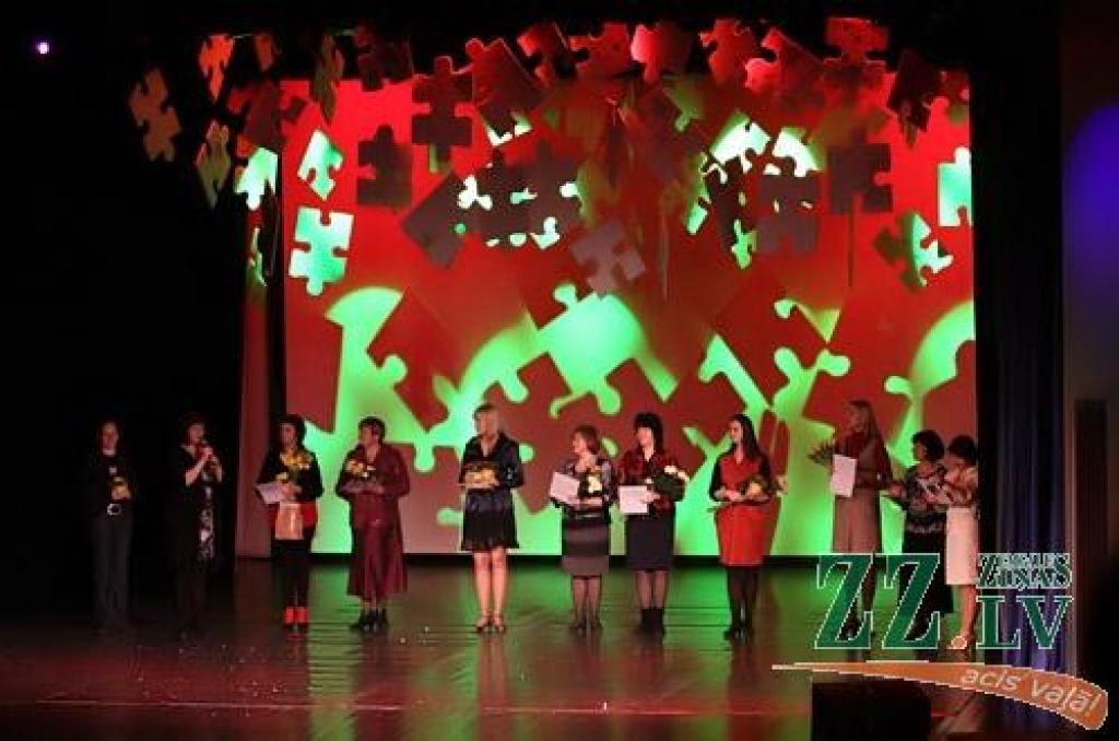 Gadskārtējais Jelgavas bērnu un jauniešu deju kolektīvu koncerts «Mūsu mājā dejo tā» aptuveni 450 dejotāju 28 vecuma grupās no 3 līdz 18 gadiem. 
Uz skatuves kultūras namā kāpa Jelgavas 4.pamatskolas ansamblis «Gliemezītis», 5.vidusskolas...