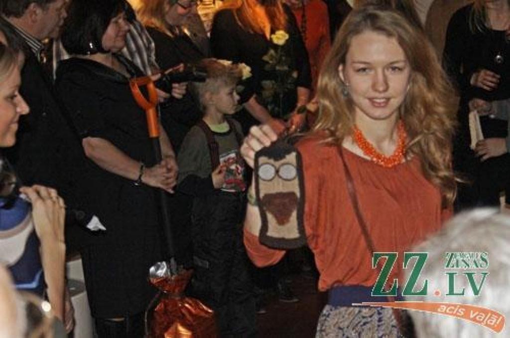 Būt klāt kolekcijas «Manas bildes» publiskās skates atvēršanas svētkos sestdien pulcējās kupls interesentu loks, jo datums nebija nejauši izvēlēts. 21. janvāris ir Jelgavas mākslinieku vadoņa, Alunāna teātra aktiera, daudzu mākslas grāmatu...