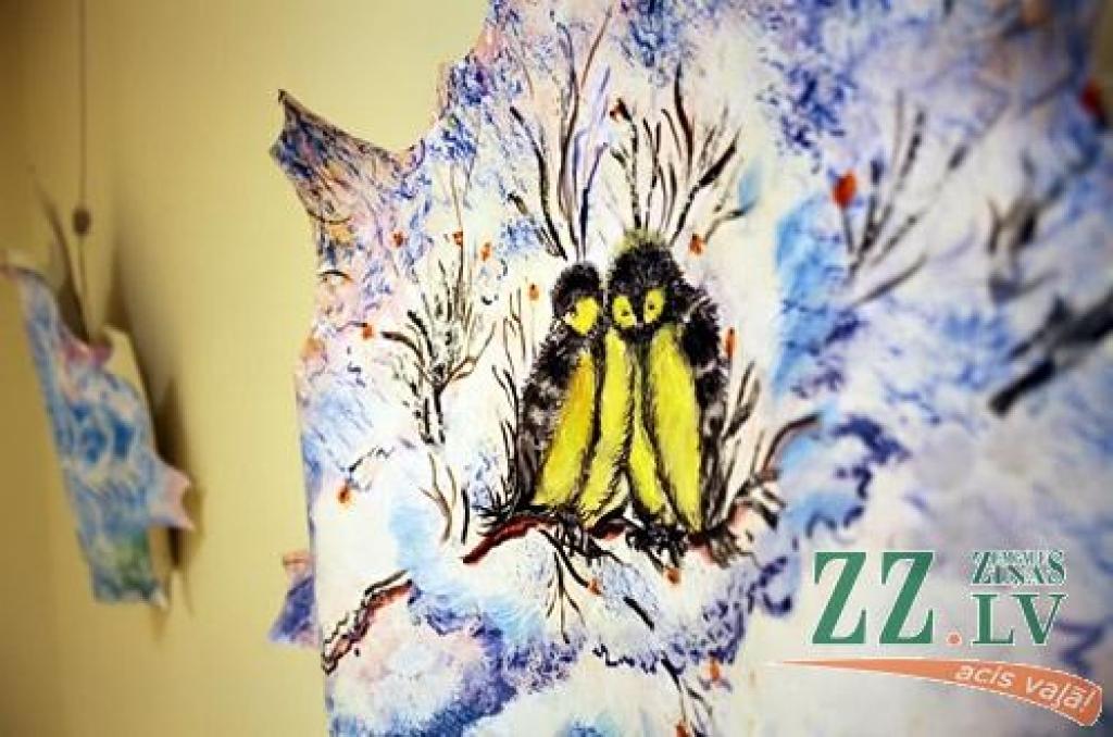«Izstāde veidota kā pasaka, kuru sarakstījusi ir pati māksliniece Anna Ziemele. Pasakas galvenā varone - kļavu lapa -, stāsta par to, ko viņa redz, karājoties sava zarā, mainoties gadalaikiem. Iespēju noklausīties pasaku pilnībā, kā arī...