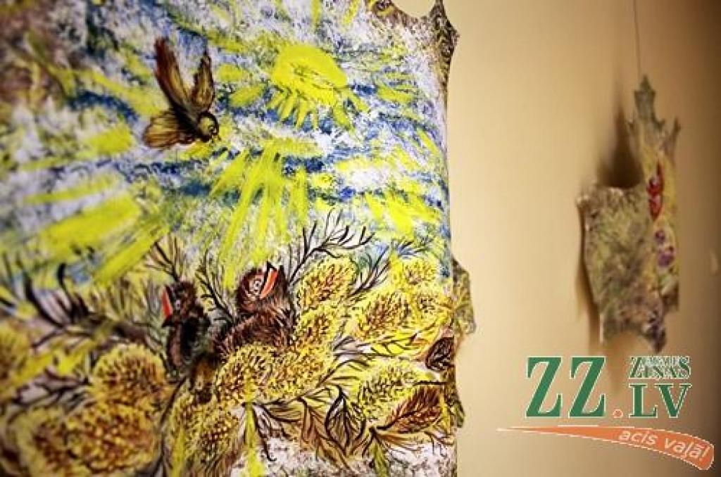 «Izstāde veidota kā pasaka, kuru sarakstījusi ir pati māksliniece Anna Ziemele. Pasakas galvenā varone - kļavu lapa -, stāsta par to, ko viņa redz, karājoties sava zarā, mainoties gadalaikiem. Iespēju noklausīties pasaku pilnībā, kā arī...