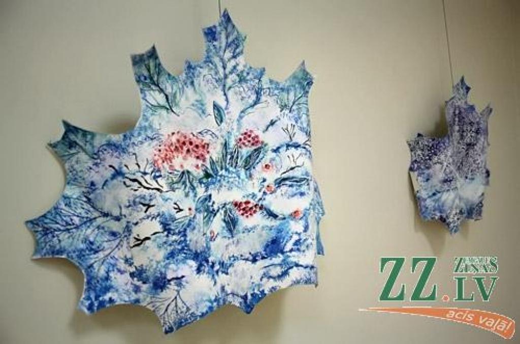 «Izstāde veidota kā pasaka, kuru sarakstījusi ir pati māksliniece Anna Ziemele. Pasakas galvenā varone - kļavu lapa -, stāsta par to, ko viņa redz, karājoties sava zarā, mainoties gadalaikiem. Iespēju noklausīties pasaku pilnībā, kā arī...