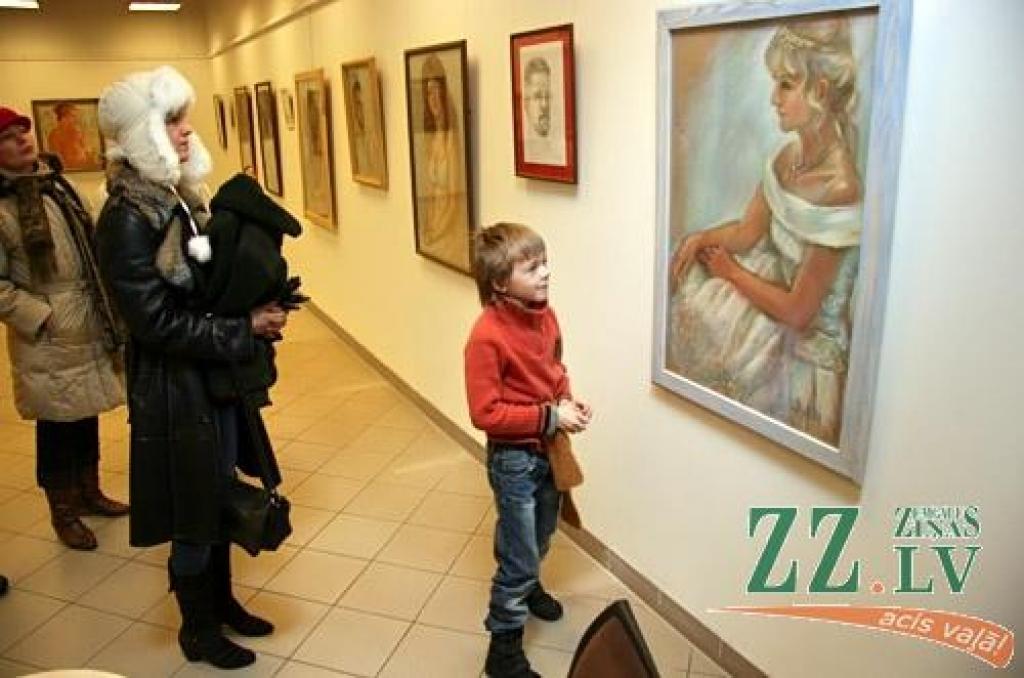 Jelgavas lielveikala «Pilsētas pasāža» otrajā stāvā sestdien tika atklāta mākslinieces Ludmilas Grīnbergas veidoto portretu izstāde «Jūs esat mīlestība».
«Laikam jau tieši tā saucamais mārketings ir tā lieta, kā man visvairāk pietrūkst,»...
