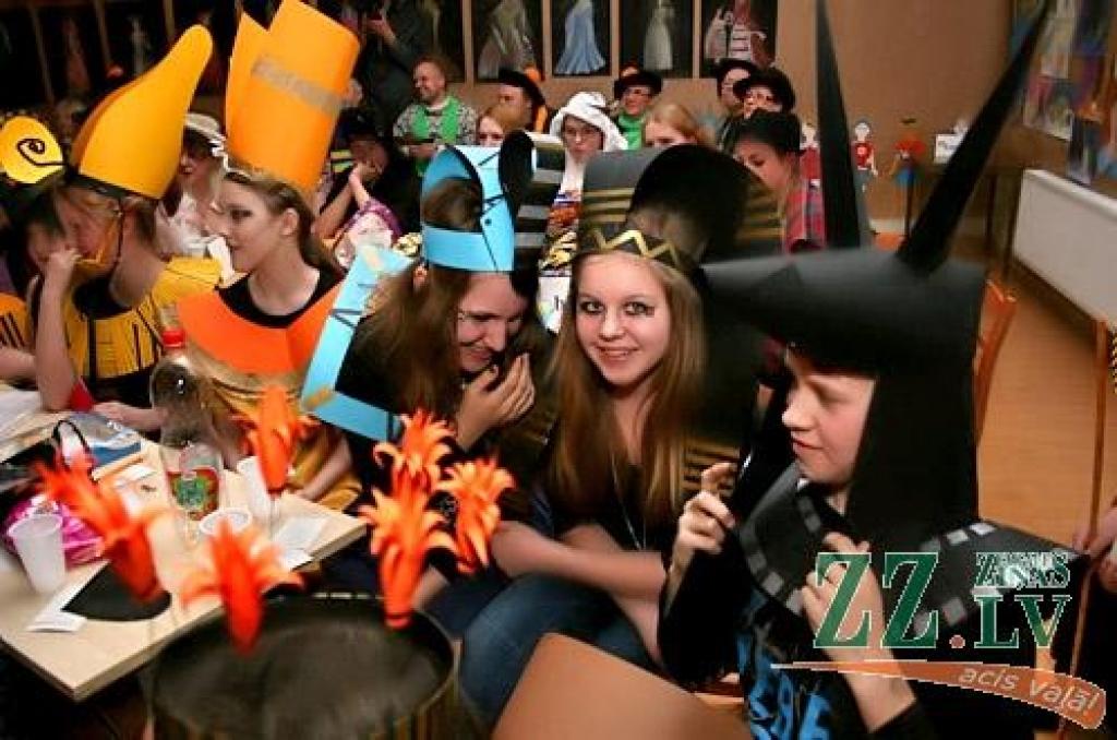 Atbilstoši tēmai - «No akmens laikmeta līdz XXII gadsimtam» - 15.februārī notikušajā karnevālā Jelgavas Mākslas skolā audzēkņi rādīja, uz ko spējīga viņu fantāzija, radot tērpus. Karnevāla viesu vidū bija gan faraoni un dievi, gan...