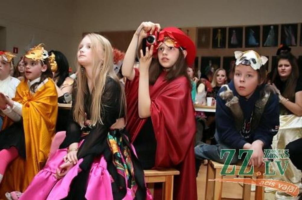 Atbilstoši tēmai - «No akmens laikmeta līdz XXII gadsimtam» - 15.februārī notikušajā karnevālā Jelgavas Mākslas skolā audzēkņi rādīja, uz ko spējīga viņu fantāzija, radot tērpus. Karnevāla viesu vidū bija gan faraoni un dievi, gan...