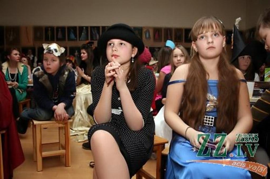 Atbilstoši tēmai - «No akmens laikmeta līdz XXII gadsimtam» - 15.februārī notikušajā karnevālā Jelgavas Mākslas skolā audzēkņi rādīja, uz ko spējīga viņu fantāzija, radot tērpus. Karnevāla viesu vidū bija gan faraoni un dievi, gan...