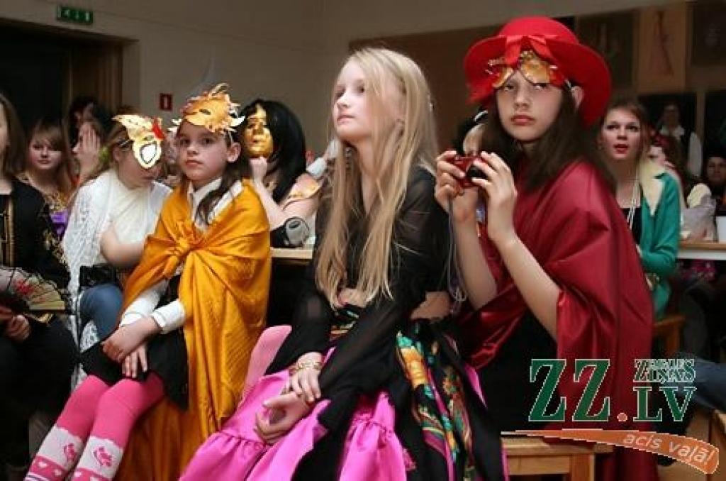 Atbilstoši tēmai - «No akmens laikmeta līdz XXII gadsimtam» - 15.februārī notikušajā karnevālā Jelgavas Mākslas skolā audzēkņi rādīja, uz ko spējīga viņu fantāzija, radot tērpus. Karnevāla viesu vidū bija gan faraoni un dievi, gan...