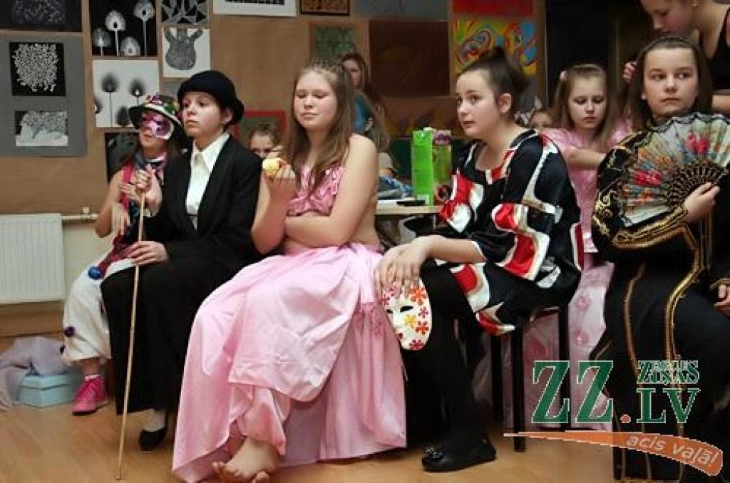 Atbilstoši tēmai - «No akmens laikmeta līdz XXII gadsimtam» - 15.februārī notikušajā karnevālā Jelgavas Mākslas skolā audzēkņi rādīja, uz ko spējīga viņu fantāzija, radot tērpus. Karnevāla viesu vidū bija gan faraoni un dievi, gan...
