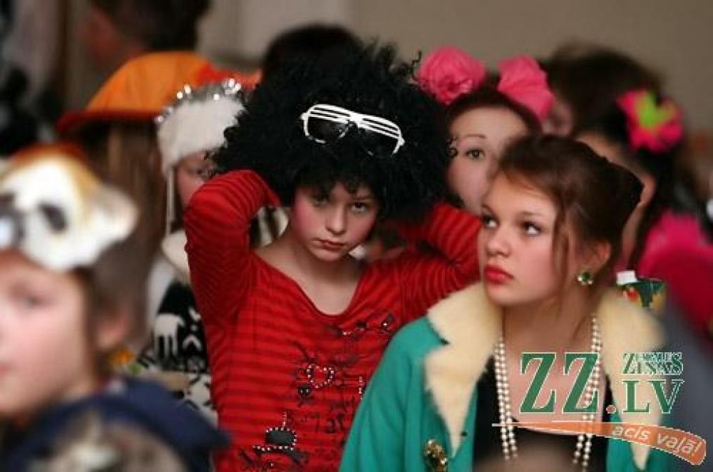 Atbilstoši tēmai - «No akmens laikmeta līdz XXII gadsimtam» - 15.februārī notikušajā karnevālā Jelgavas Mākslas skolā audzēkņi rādīja, uz ko spējīga viņu fantāzija, radot tērpus. Karnevāla viesu vidū bija gan faraoni un dievi, gan...