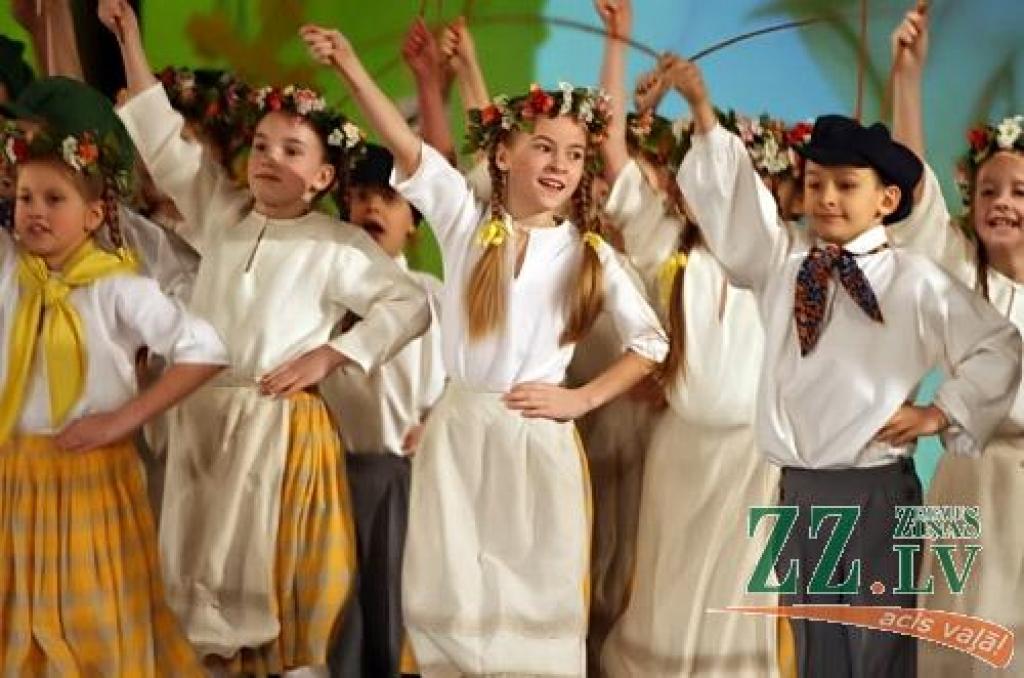 Pateicoties Valsts kultūrkapitāla fonda pagājušajā vasarā izsludinātajam projektu konkursam, tagadējai Tautas deju ansambļa «Diždancis» vadītājai Ievai Karelei radās ideja – būtu pēdējais laiks parūpēties par Maijas Sālzirnes kā...