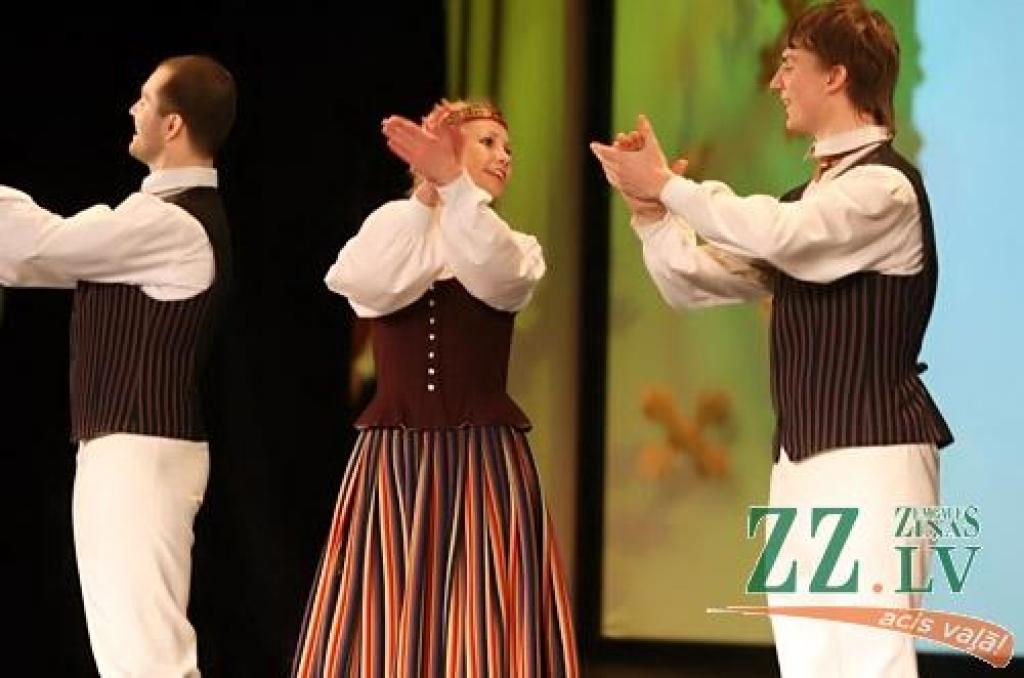 Pateicoties Valsts kultūrkapitāla fonda pagājušajā vasarā izsludinātajam projektu konkursam, tagadējai Tautas deju ansambļa «Diždancis» vadītājai Ievai Karelei radās ideja – būtu pēdējais laiks parūpēties par Maijas Sālzirnes kā...