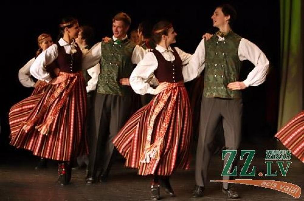 Pateicoties Valsts kultūrkapitāla fonda pagājušajā vasarā izsludinātajam projektu konkursam, tagadējai Tautas deju ansambļa «Diždancis» vadītājai Ievai Karelei radās ideja – būtu pēdējais laiks parūpēties par Maijas Sālzirnes kā...