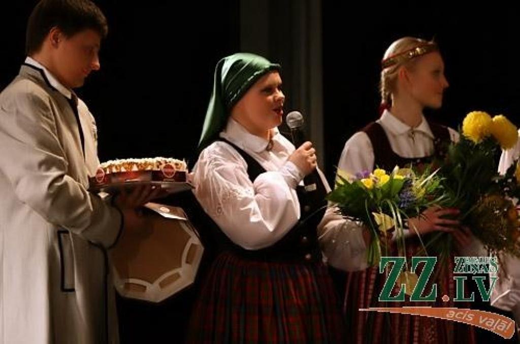 Pateicoties Valsts kultūrkapitāla fonda pagājušajā vasarā izsludinātajam projektu konkursam, tagadējai Tautas deju ansambļa «Diždancis» vadītājai Ievai Karelei radās ideja – būtu pēdējais laiks parūpēties par Maijas Sālzirnes kā...