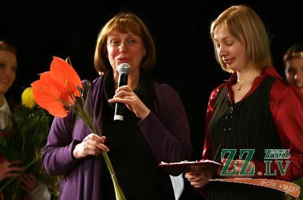 Pateicoties Valsts kultūrkapitāla fonda pagājušajā vasarā izsludinātajam projektu konkursam, tagadējai Tautas deju ansambļa «Diždancis» vadītājai Ievai Karelei radās ideja – būtu pēdējais laiks parūpēties par Maijas Sālzirnes kā...