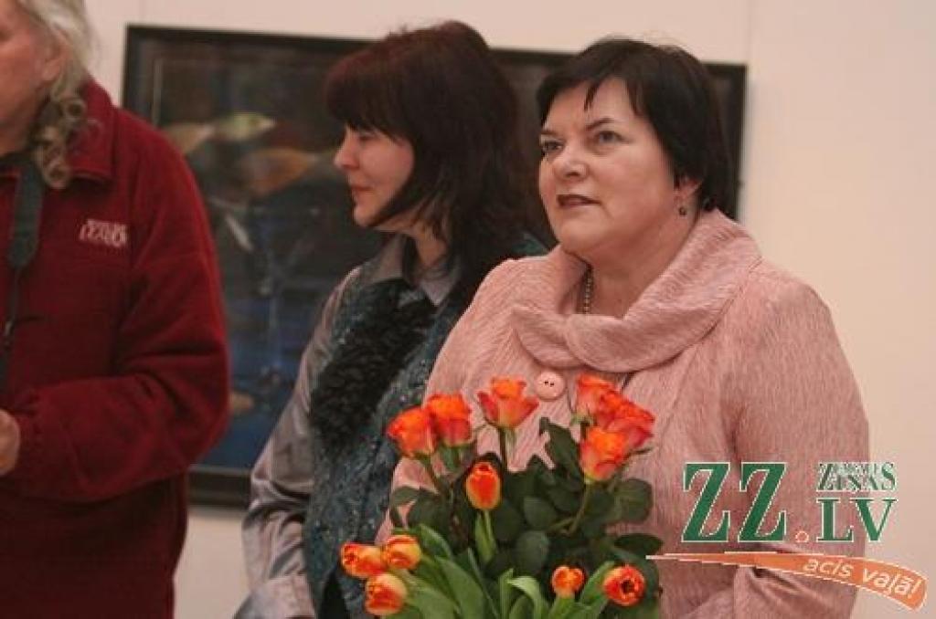 Pēdējo nedēļu novērojumi liecina, ka mākslas izstāžu atklāšanas (vai dažkārt noslēgumi) Jelgavā kļūst aizvien sirsnīgāki. Par to varēja pārliecināties arī tie apmeklētāji, kas īsi pirms Ledus skulptūru festivāla atklāšanas piektdienas...