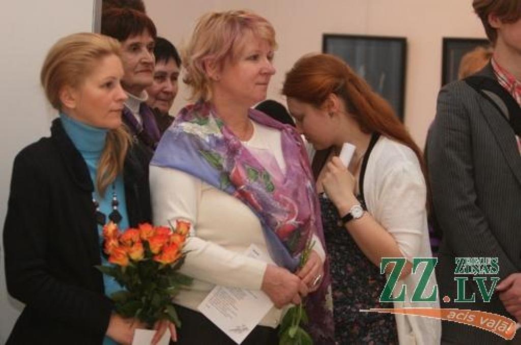 Pēdējo nedēļu novērojumi liecina, ka mākslas izstāžu atklāšanas (vai dažkārt noslēgumi) Jelgavā kļūst aizvien sirsnīgāki. Par to varēja pārliecināties arī tie apmeklētāji, kas īsi pirms Ledus skulptūru festivāla atklāšanas piektdienas...