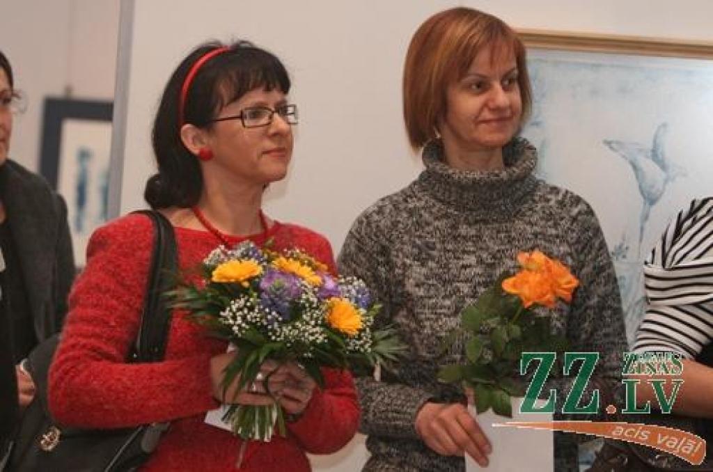 Pēdējo nedēļu novērojumi liecina, ka mākslas izstāžu atklāšanas (vai dažkārt noslēgumi) Jelgavā kļūst aizvien sirsnīgāki. Par to varēja pārliecināties arī tie apmeklētāji, kas īsi pirms Ledus skulptūru festivāla atklāšanas piektdienas...