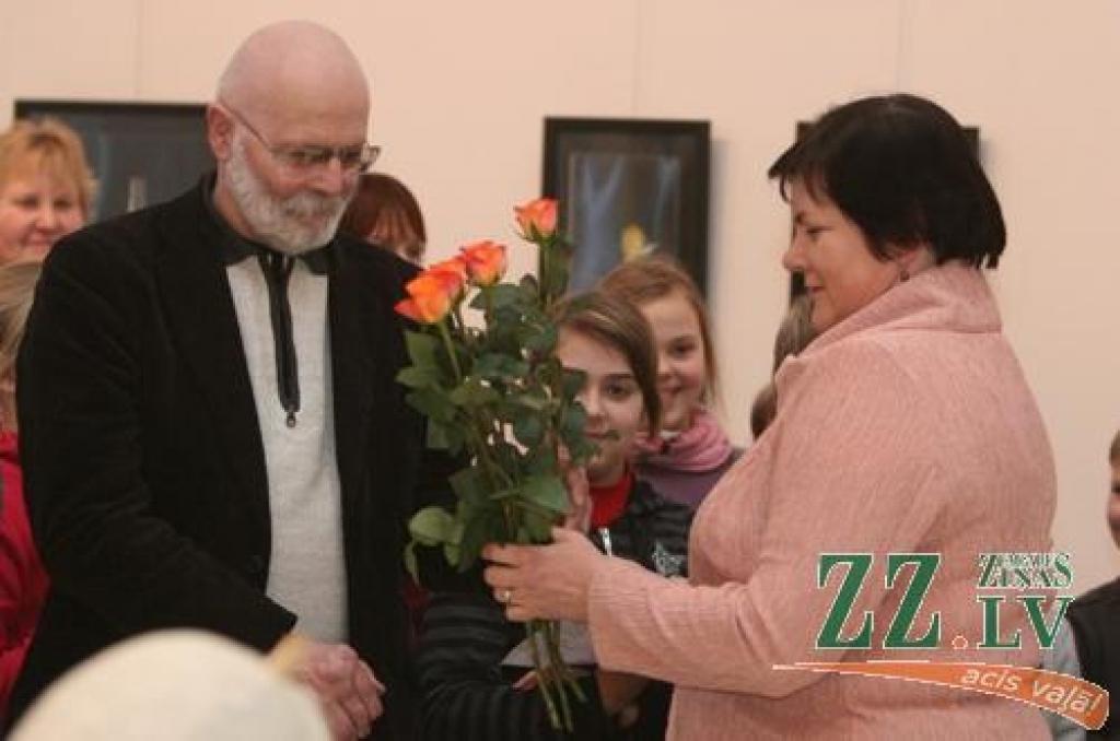 Pēdējo nedēļu novērojumi liecina, ka mākslas izstāžu atklāšanas (vai dažkārt noslēgumi) Jelgavā kļūst aizvien sirsnīgāki. Par to varēja pārliecināties arī tie apmeklētāji, kas īsi pirms Ledus skulptūru festivāla atklāšanas piektdienas...