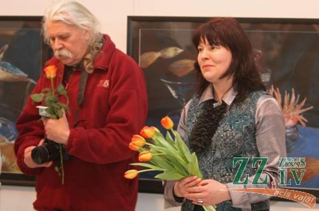 Pēdējo nedēļu novērojumi liecina, ka mākslas izstāžu atklāšanas (vai dažkārt noslēgumi) Jelgavā kļūst aizvien sirsnīgāki. Par to varēja pārliecināties arī tie apmeklētāji, kas īsi pirms Ledus skulptūru festivāla atklāšanas piektdienas...