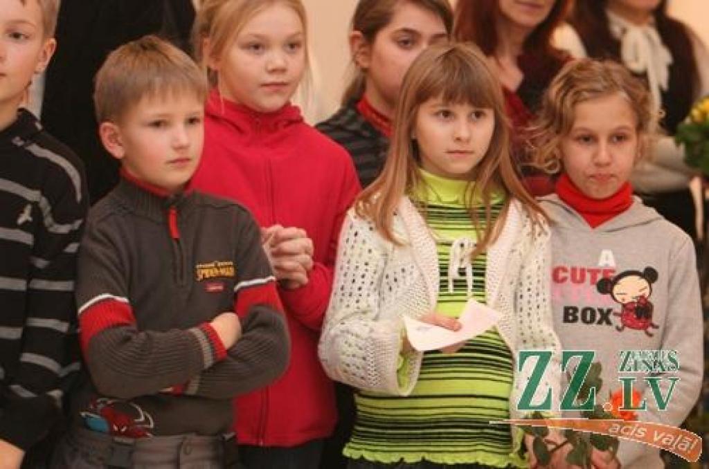 Pēdējo nedēļu novērojumi liecina, ka mākslas izstāžu atklāšanas (vai dažkārt noslēgumi) Jelgavā kļūst aizvien sirsnīgāki. Par to varēja pārliecināties arī tie apmeklētāji, kas īsi pirms Ledus skulptūru festivāla atklāšanas piektdienas...