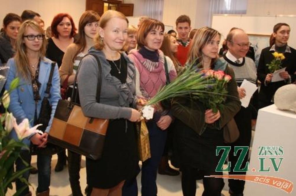 Pēdējo nedēļu novērojumi liecina, ka mākslas izstāžu atklāšanas (vai dažkārt noslēgumi) Jelgavā kļūst aizvien sirsnīgāki. Par to varēja pārliecināties arī tie apmeklētāji, kas īsi pirms Ledus skulptūru festivāla atklāšanas piektdienas...