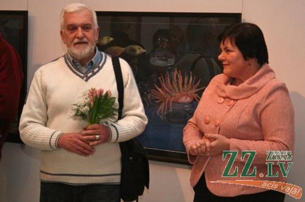 Pēdējo nedēļu novērojumi liecina, ka mākslas izstāžu atklāšanas (vai dažkārt noslēgumi) Jelgavā kļūst aizvien sirsnīgāki. Par to varēja pārliecināties arī tie apmeklētāji, kas īsi pirms Ledus skulptūru festivāla atklāšanas piektdienas...