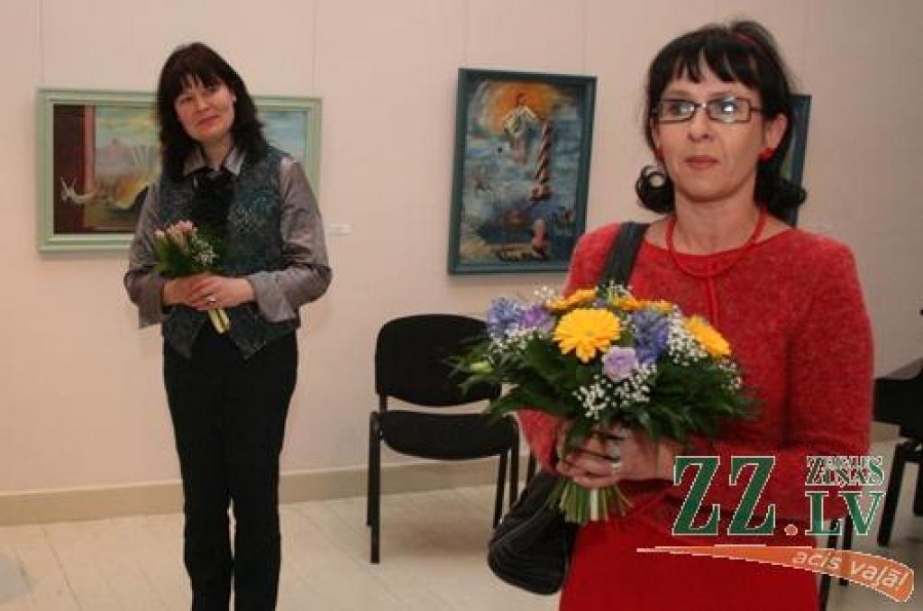 Pēdējo nedēļu novērojumi liecina, ka mākslas izstāžu atklāšanas (vai dažkārt noslēgumi) Jelgavā kļūst aizvien sirsnīgāki. Par to varēja pārliecināties arī tie apmeklētāji, kas īsi pirms Ledus skulptūru festivāla atklāšanas piektdienas...