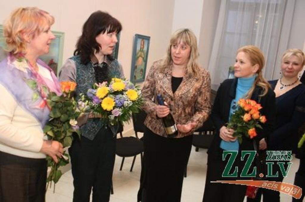 Pēdējo nedēļu novērojumi liecina, ka mākslas izstāžu atklāšanas (vai dažkārt noslēgumi) Jelgavā kļūst aizvien sirsnīgāki. Par to varēja pārliecināties arī tie apmeklētāji, kas īsi pirms Ledus skulptūru festivāla atklāšanas piektdienas...
