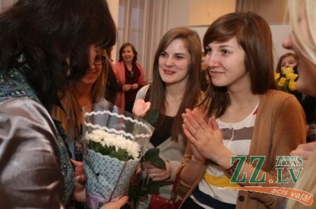 Pēdējo nedēļu novērojumi liecina, ka mākslas izstāžu atklāšanas (vai dažkārt noslēgumi) Jelgavā kļūst aizvien sirsnīgāki. Par to varēja pārliecināties arī tie apmeklētāji, kas īsi pirms Ledus skulptūru festivāla atklāšanas piektdienas...