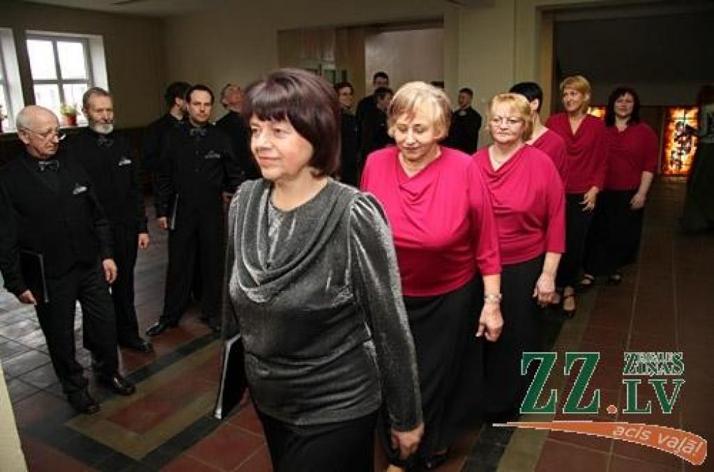 Šoreiz atšķirībā no vairākiem iepriekšējiem gadiem pilsētas un novadu kori netika dalīti atsevišķās plūsmās, tā ka interesentiem Jelgavas Valsts ģimnāzijas zālē bija lieliska iespēja (turklāt bez maksas) dzirdēt 14 («Gaisma», Kalnciema...