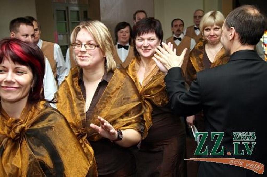 Šoreiz atšķirībā no vairākiem iepriekšējiem gadiem pilsētas un novadu kori netika dalīti atsevišķās plūsmās, tā ka interesentiem Jelgavas Valsts ģimnāzijas zālē bija lieliska iespēja (turklāt bez maksas) dzirdēt 14 («Gaisma», Kalnciema...