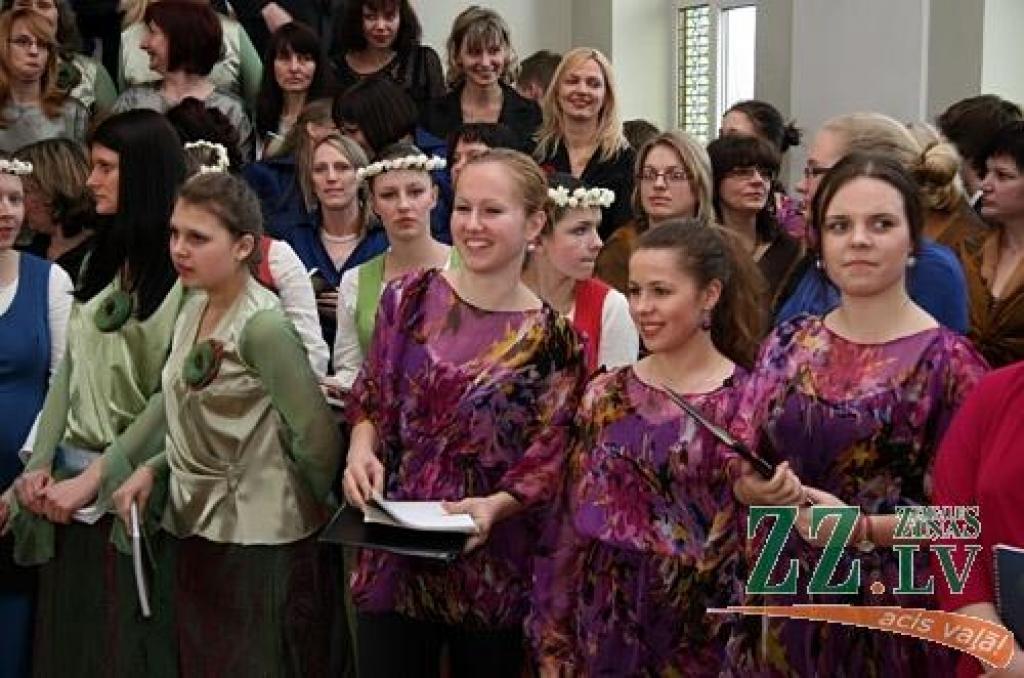 Šoreiz atšķirībā no vairākiem iepriekšējiem gadiem pilsētas un novadu kori netika dalīti atsevišķās plūsmās, tā ka interesentiem Jelgavas Valsts ģimnāzijas zālē bija lieliska iespēja (turklāt bez maksas) dzirdēt 14 («Gaisma», Kalnciema...