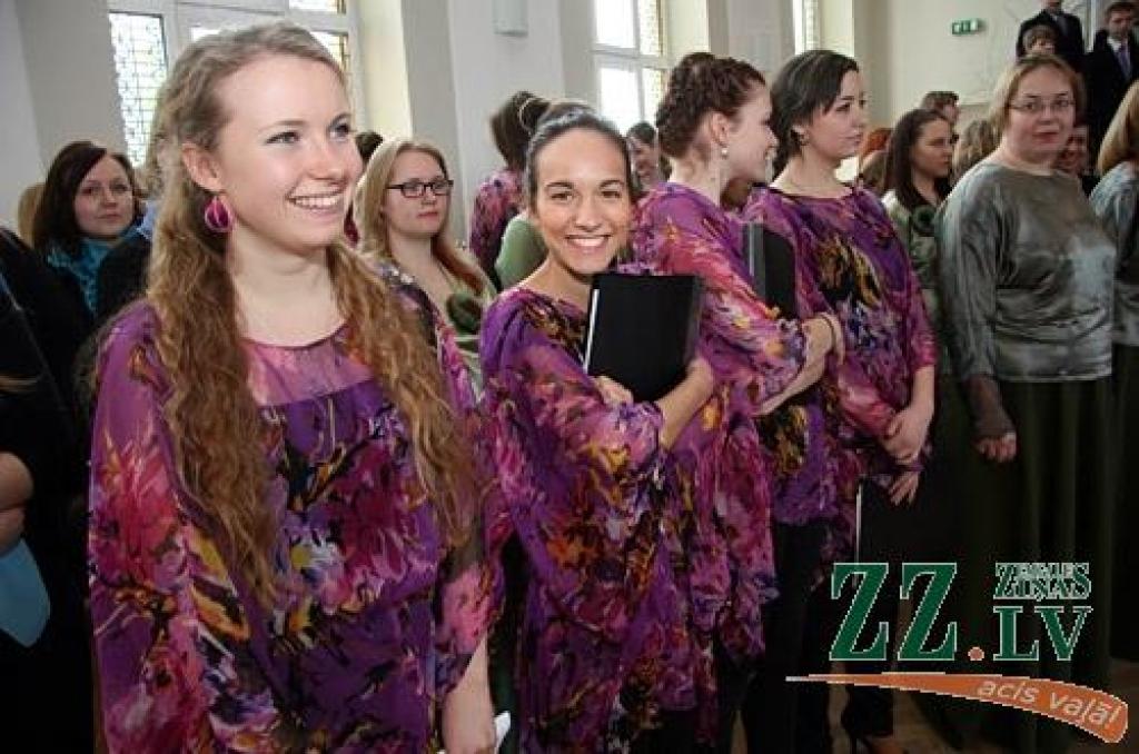 Šoreiz atšķirībā no vairākiem iepriekšējiem gadiem pilsētas un novadu kori netika dalīti atsevišķās plūsmās, tā ka interesentiem Jelgavas Valsts ģimnāzijas zālē bija lieliska iespēja (turklāt bez maksas) dzirdēt 14 («Gaisma», Kalnciema...