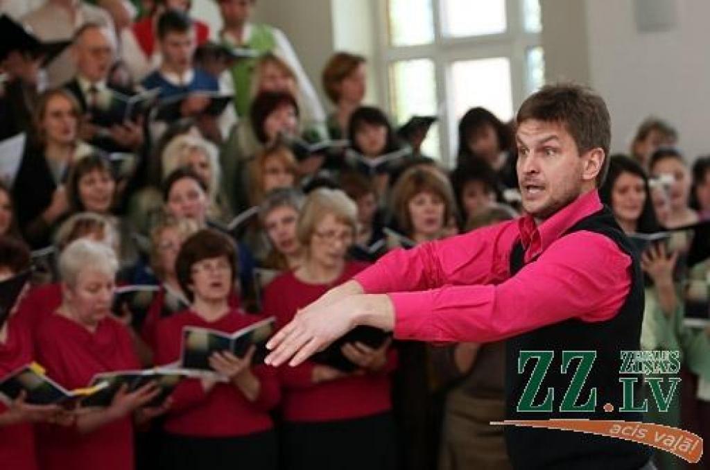 Šoreiz atšķirībā no vairākiem iepriekšējiem gadiem pilsētas un novadu kori netika dalīti atsevišķās plūsmās, tā ka interesentiem Jelgavas Valsts ģimnāzijas zālē bija lieliska iespēja (turklāt bez maksas) dzirdēt 14 («Gaisma», Kalnciema...