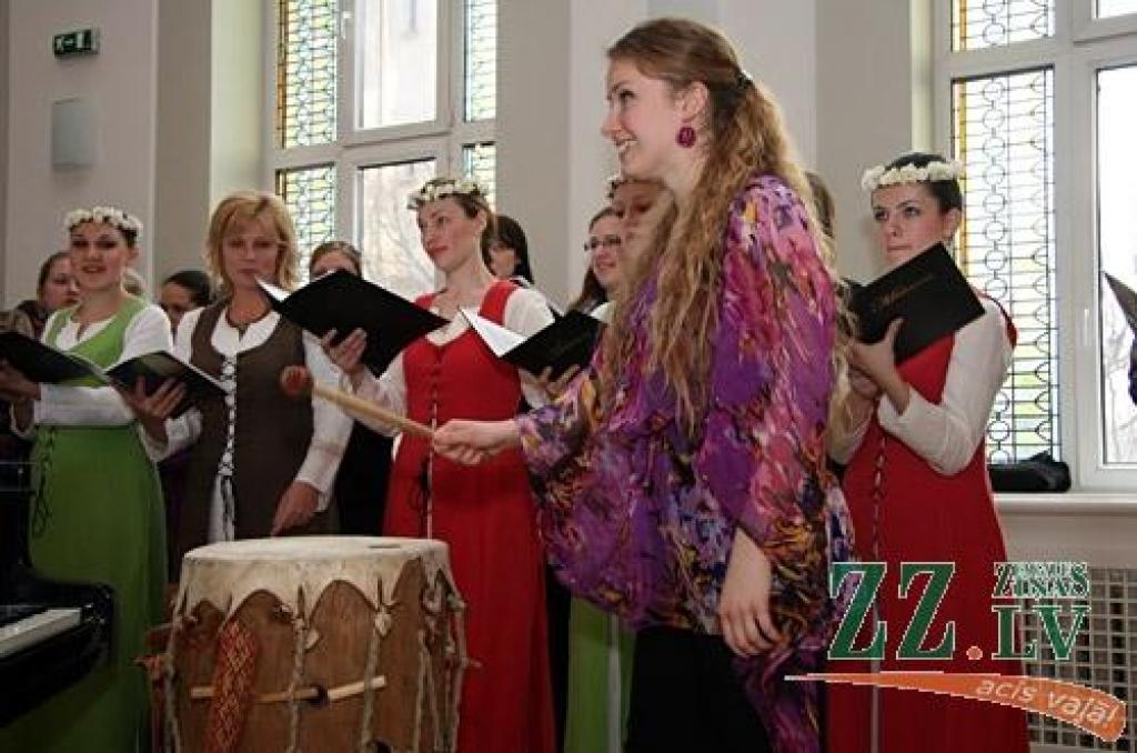 Šoreiz atšķirībā no vairākiem iepriekšējiem gadiem pilsētas un novadu kori netika dalīti atsevišķās plūsmās, tā ka interesentiem Jelgavas Valsts ģimnāzijas zālē bija lieliska iespēja (turklāt bez maksas) dzirdēt 14 («Gaisma», Kalnciema...